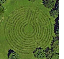 Labyrinthe dans l'herbe dessiné avec la tondeuse
