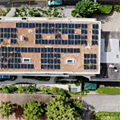 Immeuble avec panneaux photovoltaïques vu de dessus