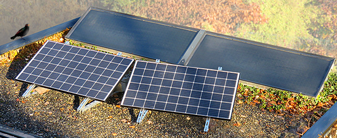 2 capteurs solaires thermiques et 2 panneaux solaires photovoltaïques